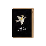 Main Sauvage - Wenskaart "Love is in the air" met enveloppe - 15x22cm